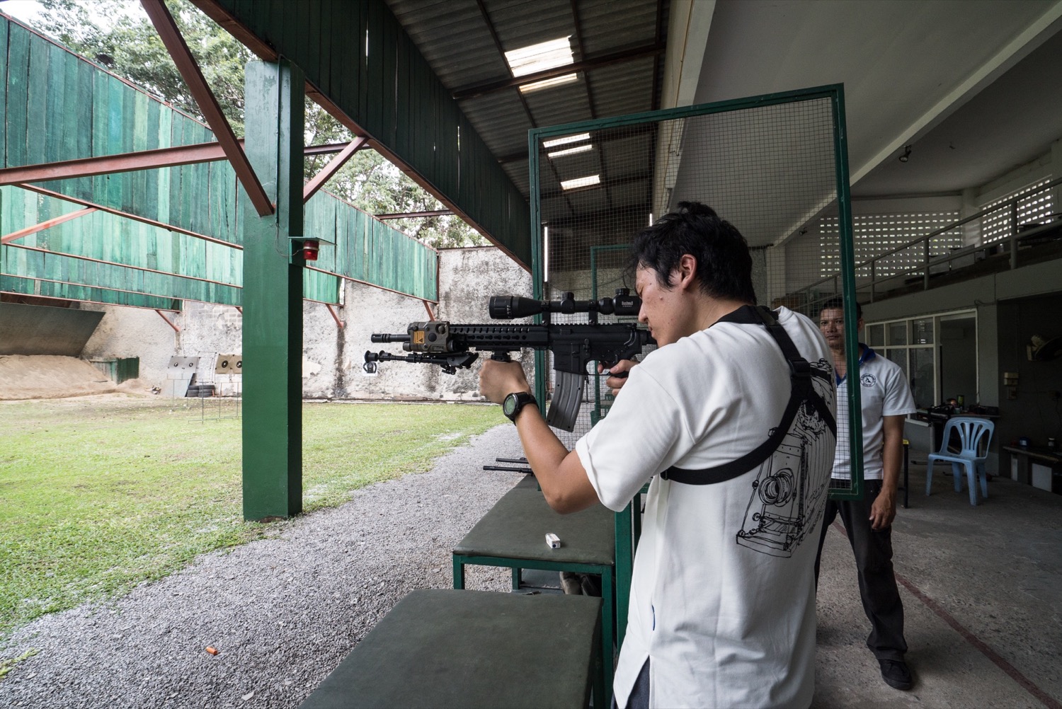 泰国曼谷军事基地体验军用枪械实弹射击