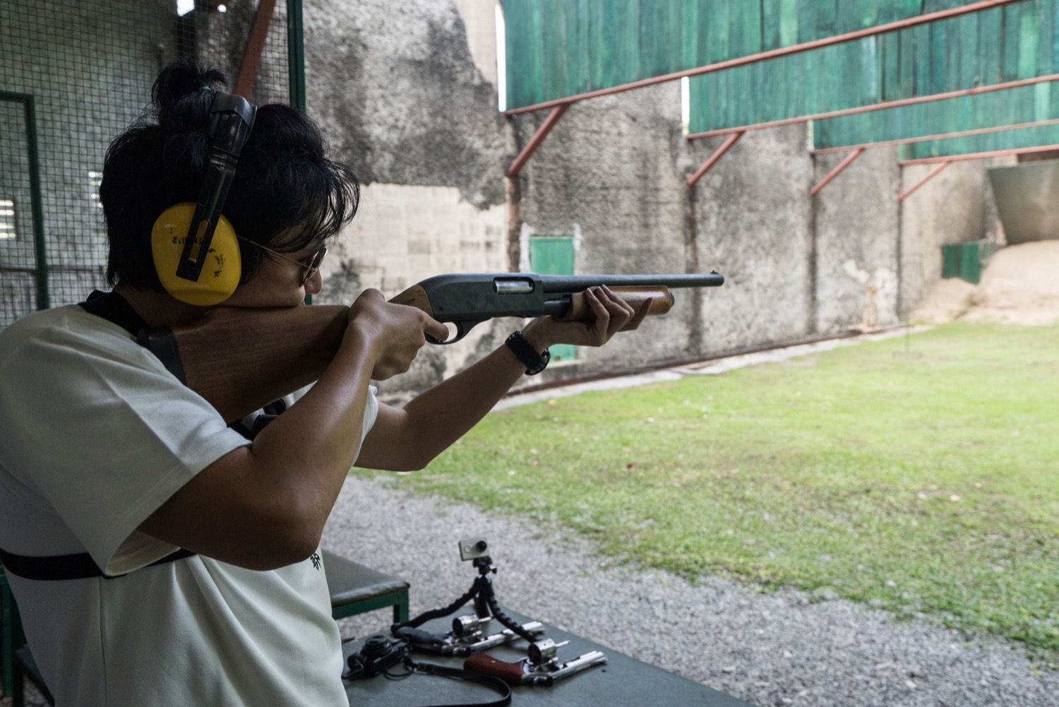 泰国曼谷军事基地体验军用枪械实弹射击